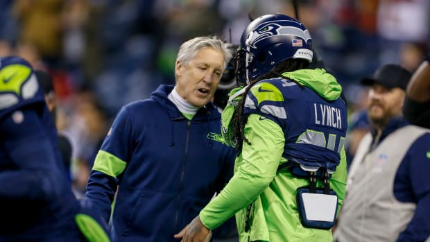 Pete Carroll talks with Marshawn Lynch.